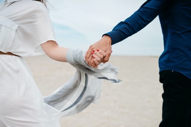 手を繋ぐ既婚者カップル